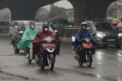 Đang nắng oi bức, miền Bắc bất ngờ đón không khí lạnh hiếm gặp, nơi nào mưa dông mạnh nhất?