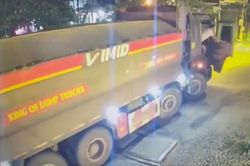 Tàu hỏa tông trúng xe tải, tài xế mở cửa nhảy khỏi xe