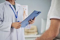 Người đàn ông 53 tuổi có dấu hiệu ung thư suốt 2 tháng mà không biết