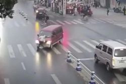Người phụ nữ bị ô tô cuốn vào gầm, hàng chục người dân lao vào nâng xe cứu nạn