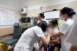 Bác sĩ sốc khi thấy nhiều bọ chét trong tai bé gái 2 tuổi