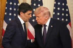 Ông Trump nỗ lực trấn an thị trường, khẳng định Fed cần giảm lãi suất thay vì tăng