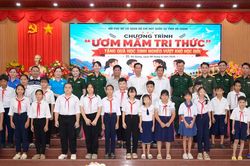 Trao 30 suất quà cho học sinh vượt khó học giỏi tại đặc khu Kiên Hải