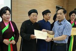 Trao chứng nhận bồi dưỡng truyền dạy Dân ca Quan họ Bắc Ninh