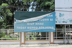 Pa nô tuyên truyền bị rách