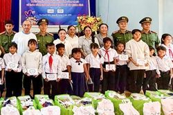 Tuyên truyền pháp luật, tặng 90 suất quà cho học sinh xã Tây Khánh Vĩnh