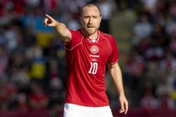 Người hâm mộ bóng đá thế giới thót tim khi Eriksen một lần nữa đổ gục trên sân