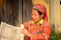 Giữ nghề vẽ sáp ong lên vải ở Khuổi Trang