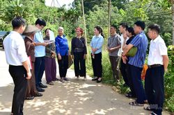 Phó Bí thư Thường trực chuyên trách Đảng ủy UBND tỉnh Nông Thị Bích Huệ kiểm tra công tác sắp xếp thôn tại xã Bằng Lang