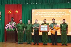 Thứ trưởng Đặng Hồng Đức kiểm tra công tác tại Công an xã Thuận Bắc