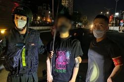 Khống chế hai thanh niên mang phóng đinh ba