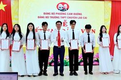 10 học sinh ưu tú Trường THPT Chuyên Lào Cai được kết nạp vào Đảng