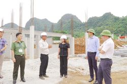 Ph&oacute; Chủ tịch UBND tỉnh H&agrave; Nhật Lệ kiểm tra tiến độ thi c&ocirc;ng Trường Phổ th&ocirc;ng nội tr&uacute; Tiểu học v&agrave; THCS Phục H&ograve;a