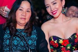 Chỉ một dòng tin nhắn từ mẹ, Tóc Tiên nghẹn ngào 'Trái Đất mãi không thể hình vuông được'
