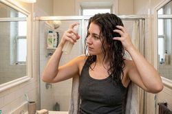 Sự thật về cách làm đẹp tóc bằng giấm trắng: 'Thần dược' hay lời đồn?