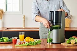 Mùa hè uống nước ép nên chọn máy ép chậm hay máy xay sinh tố? Đây là điểm khác biệt quan trọng