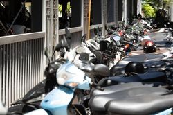 Những vật dụng tuyệt đối không nên để trong cốp xe máy mùa nắng nóng