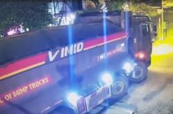 T&agrave;u hỏa t&ocirc;ng xe ben, t&agrave;i xế may mắn tho&aacute;t nạn trong gang tấc
