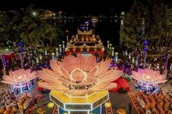 Tp. Huế: Lan tỏa thông điệp hòa bình từ Lễ hội Hoa đăng bên dòng Hương Giang