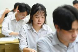 Nhiều thí sinh mải nhìn điểm chuẩn, quên bài toán học phí đại học