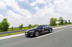 Cận cảnh Audi A6 S Line 2026: Đột phá công nghệ hiển thị và không gian số hóa