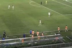 Ăn mừng cuồng nhiệt, U19 Indonesia xô ngã trợ lý Việt Nam