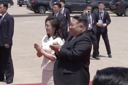 Ông Kim Jong-un ra sân bay đón ông Tập Cận Bình