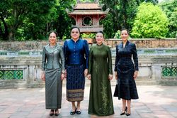 Phu nhân Thủ tướng Lê Minh Hưng cùng Phu nhân Thủ tướng 3 nước thăm Văn Miếu - Quốc Tử Giám