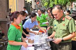 Lan tỏa lối sống xanh từ ngày hội đổi rác lấy quà