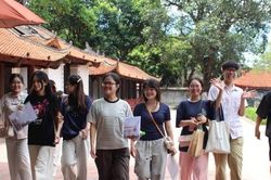 Sĩ tử xin chữ cầu may, háo hức nhận 'xoài Đăng khoa' tại Văn Miếu - Quốc Tử Giám
