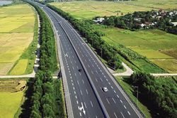 V&igrave; sao quy m&ocirc; 4 l&agrave;n xe kh&ocirc;ng c&ograve;n ph&ugrave; hợp với cao tốc Bắc - Nam?