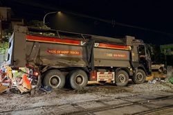 Vụ tai nạn giữa tàu hỏa và xe tải ở Hà Nội: Tài xế vượt rào chắn khi cần chắn đang hạ