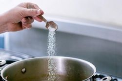 Ăn quá nhiều muối: 'Kẻ giết người thầm lặng' trong bữa ăn hằng ngày