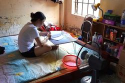 Phòng trọ mái tôn thành 'lò nung', sinh viên tìm đủ cách tránh nóng