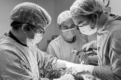 Từ ngồi xe lăn đến đạp xe đưa con đi học, hành trình hồi sinh của bệnh nhân ung thư phổi giai đoạn cuối