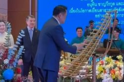 Thủ tướng Thái Lan Anutin Charnvirakul gây bất ngờ khi biểu diễn đàn T'rưng tại Hà Nội