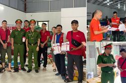 Công an xã hướng dẫn shipper dùng VNeTraffic và kỹ năng lái xe an toàn