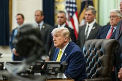 Ông Trump thông tin vụ 2 phi công Mỹ gặp nạn ở eo biển Hormuz