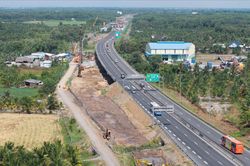 Dự án mở rộng cao tốc TP.HCM – Trung Lương – Mỹ Thuận thiếu mặt bằng, khát vật liệu