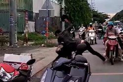 Hai người đàn ông đánh tới tấp nam thanh niên giữa đường ở TP.HCM