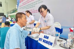 TP.HCM: Hơn 160.000 người được khám sức khỏe, nhiều nơi 'đi từng ngõ, gõ từng nhà' vận động