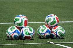 Mỹ trục xuất trọng tài World Cup ngay tại sân bay