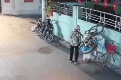 Dựng xe đạp trước cửa, chủ nhà sốc khi cô đồng nát 'tiện tay nhặt'