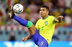 Casemiro sắp làm đồng đội Messi