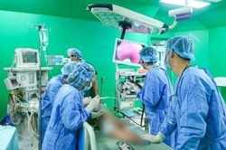 Nội soi cấp cứu gắp khuyên tai sắc nhọn trong thực quản bé gái 11 tháng tuổi