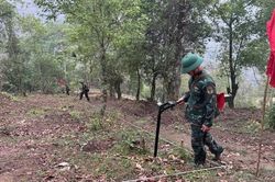 Góp sức làm sạch đất thiêng