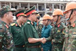 Chính ủy Quân khu 5 thăm, động viên bộ đội tăng cường, hỗ trợ thi công, xây dựng trường liên cấp trên tuyến biên giới tỉnh Đắk Lắk