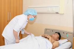 Nam thanh niên bị xe tải chèn qua người khi đang đứng trước nhà