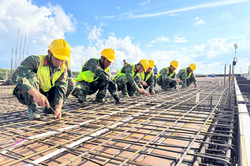 Giúp dân xây trường nơi biên giới