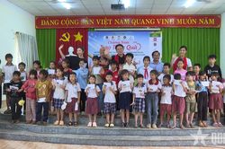 Tặng quà cho đối tượng chính sách tại vùng biên giới Đồng Nai